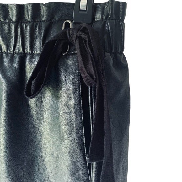 JOLT BLACK FAUX LEATHER MINI SKIRT SIZE SMALL GENTLY USED - Picture 2 of 7